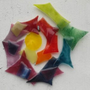 kantige Glasspirale aus bunten Glasstücken im Fusing Verfahren als Wanddekoration