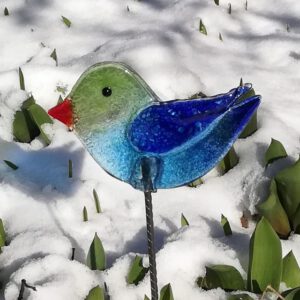 Blau-gründer Glasvogel als Gartenstecker, der Farbe in den Garten bringt und auch im Winter draußen bleiben kann. Diese handgefertigte Dekoration ist mittels Glasfusing hergestellt.