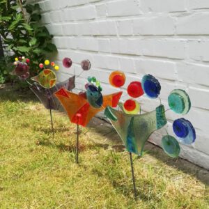 drei bunte Glashühner als Gartenstecker in Handarbeit im Glasfusing-Verfahren angefertigt