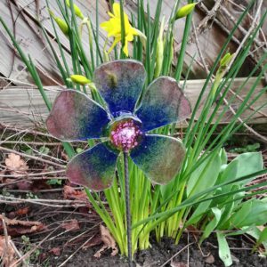 blau-grüne Glasblume auf einem Metallstecker, die Glasblume besteht aus rund geschnittenen Glasscheiben, die zu einer Blume mittels Fusing verschmolzen werden.