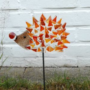 Dieser Igel aus Glas wurde aus einzelnen Glasstücken handgefertigt, die mittels Glasfusing verschmolzen werden. Eine herbstliche Dekoration für Garten oder Balkon.