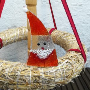 Dieser knuffige Wichtel ist aus 5 mm dickem Glas recycelt. Es gibt ihn als Anhänger oder zum Stecken. eine ganz besondere Dekoration in der Weihnachtszeit.