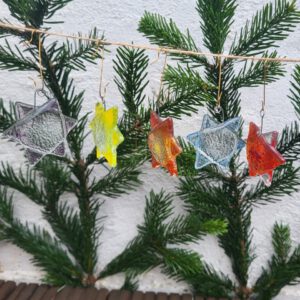 kleine farbige Glassterne zum Hängen für den Weihnachtsbaum oder als Geschenkanhänger