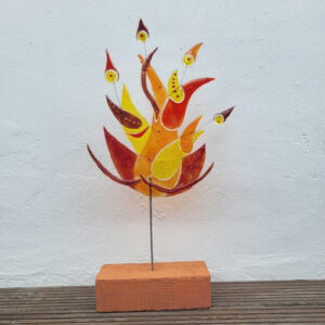 Eine Blume aus Glas, die wie Feuer lodert.