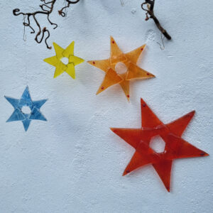 Sterne aus Glas mit der Fusingtechnik aus aussortierten Glasscheiben upgecycelt
