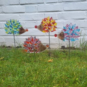 Igel aus Glas mit der Fusingtechnik aus aussortierten Glasscheiben upgecycelt