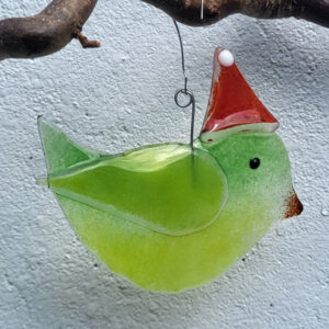 Vogel mit Mütze aus Glas mit der Fusingtechnik aus aussortierten Glasscheiben upgecycelt