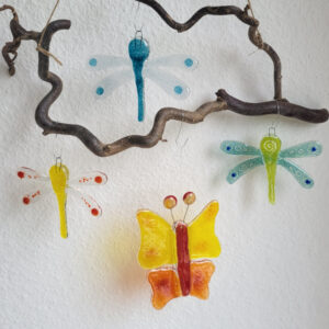 Libellen und Schmetterlinge aus Glas mit der Fusingtechnik aus aussortierten Glasscheiben upgecycelt