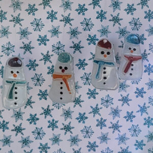 Schneemann aus Glas mit der Fusingtechnik aus aussortierten Glasscheiben upgecycelt