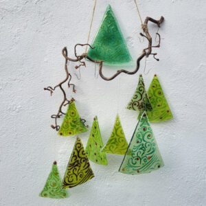 Tanne aus Glas mit der Fusingtechnik aus aussortierten Glasscheiben upgecycelt